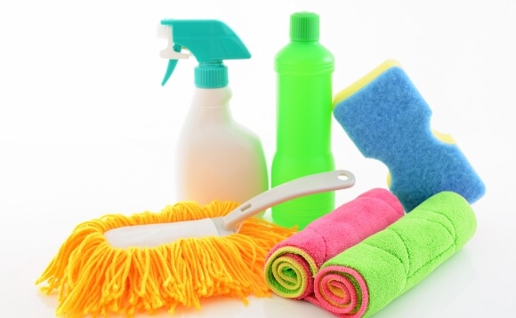 一般的な清掃用品、床保護剤（ワックス） 他